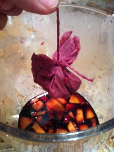 Use a little bag to wrap the canela (cinnamon), using this recipe for sangria 